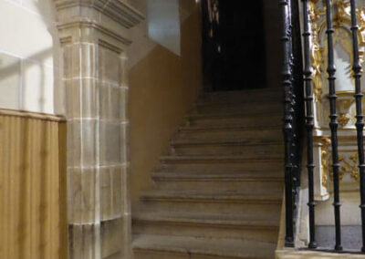 Escalera de piedra para acceder al coro