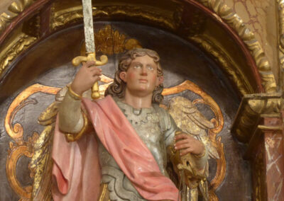 San Miguel arcángel portando la espada