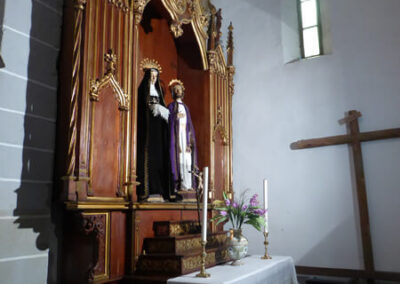 Capilla lateral con retablo neogótico en su interior