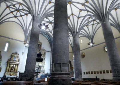 Las grandes columnas del interior parecen crear un palmeral de piedra