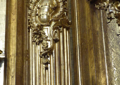 Columnas de fuste acanalado en el retablo