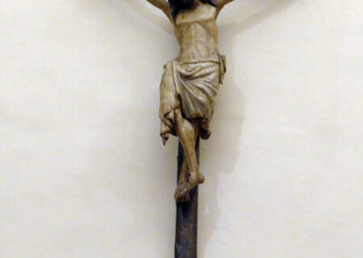 Cristo crucificado de estilo gótico bajo el coro